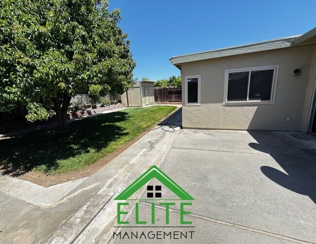 Foto del edificio - **Spacious 5-Bedroom Home with Modern Upgr...