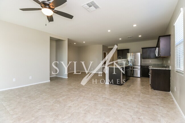 Building Photo - Feel welcome and comfortable in this charm...