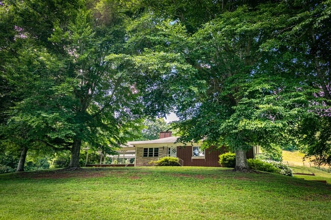 Building Photo - 241 Roberts Ln