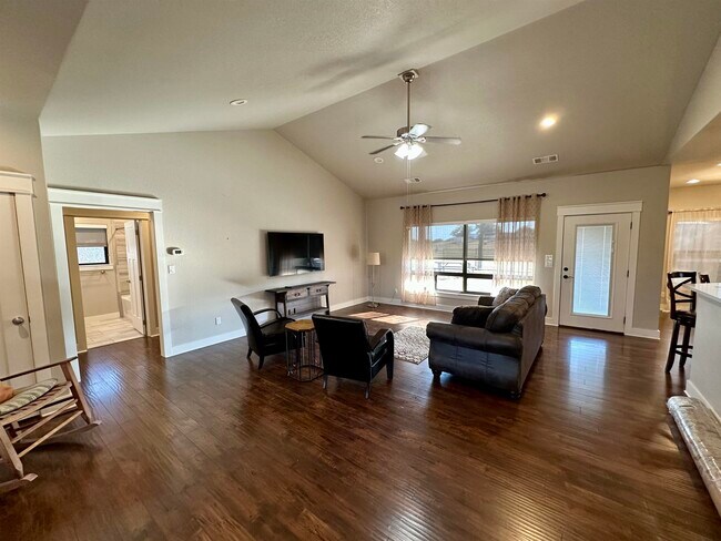 Foto del edificio - 405 Woodlawn Dr