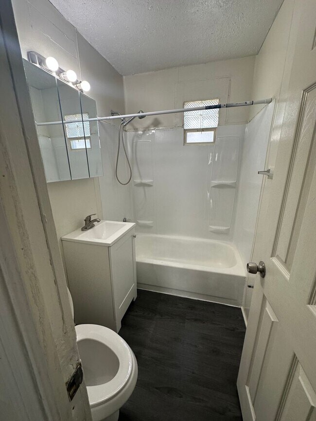 Building Photo - 2bd Single Cash Pay