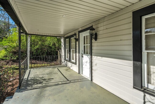 Foto del edificio - Charming Renovated 2BR Home – Full of Char...