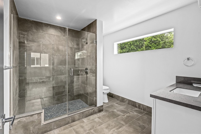 Building Photo - 2000 Lake Ave