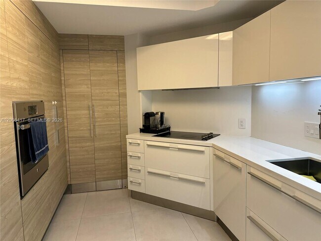 Foto del edificio - 888 Brickell Key Dr