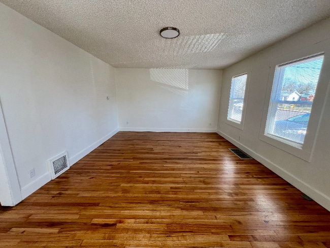 Building Photo - Updated Two Bedroom with Private Yard!