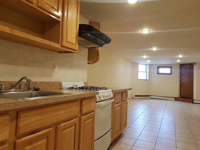 Building Photo - 959 Boulevard E