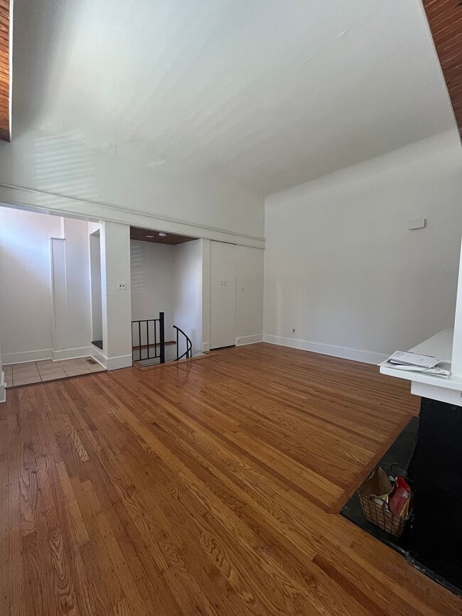 Building Photo - Stunning Bi-Level One Bedroom Apartment in...