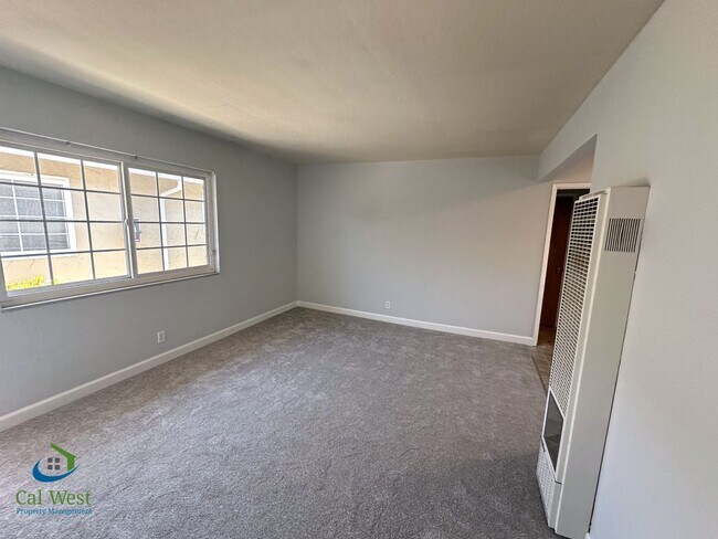 Foto del edificio - $2095-Renovated 1 Bed, 1 Bath Duplex apart...