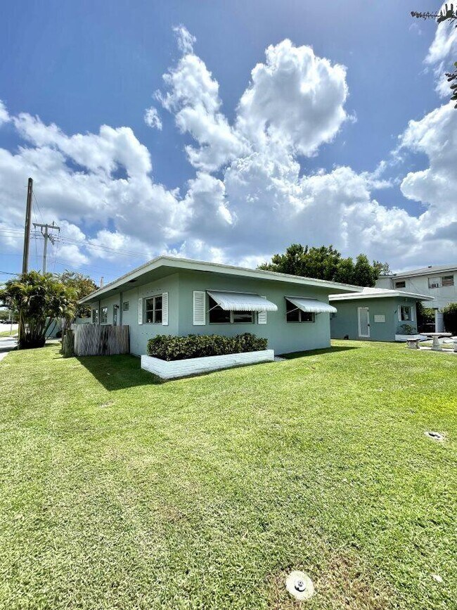 262 SE 9th Ave, Deerfield Beach, FL 33441 Townhome Rentals in