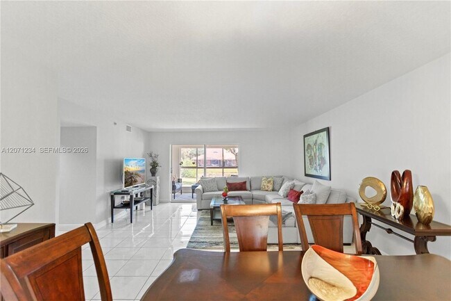 Foto del edificio - 5876 Regal Glen Dr
