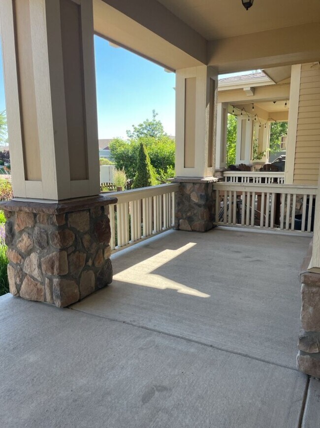 Building Photo - Sophisticated Townhome w/ 1 Car Garage in ...