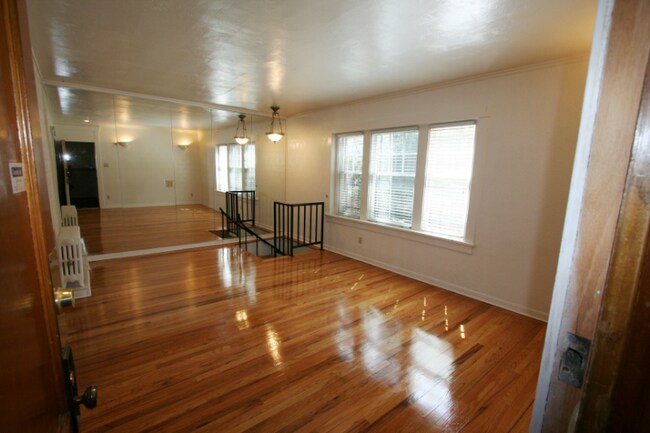 Building Photo - 720 E 12th Ave