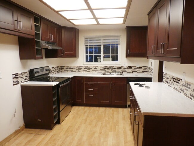Building Photo - Adorable 4/2 With GREAT Backyard.  Gardene...