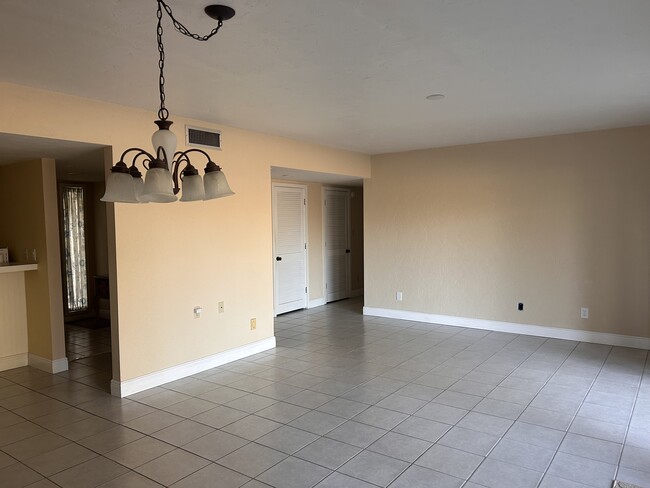 sala de estar/comedor - 4031 Abbey Ct