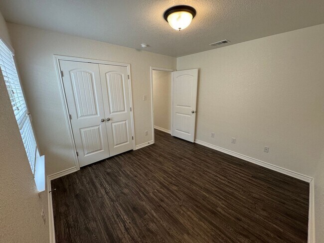 Foto del edificio - 1417 E Jasper Dr