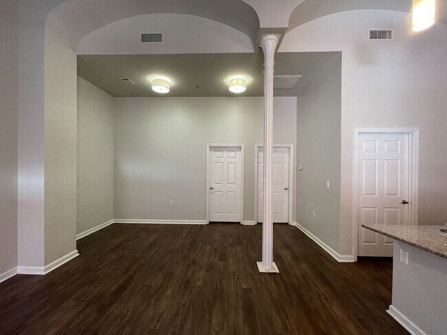 Foto del edificio - Stunning Two Bedroom Apartment in the Hear...
