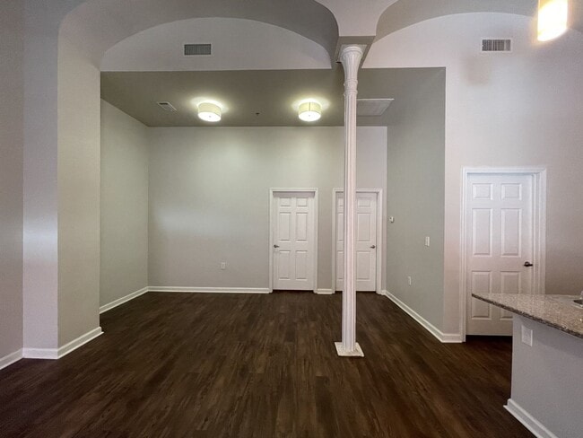 Building Photo - Stunning Two Bedroom Apartment in the Hear...