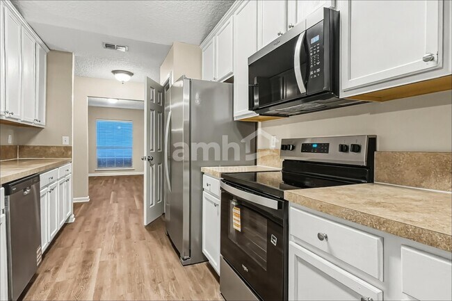 Building Photo - 1379 Samantha Cir E