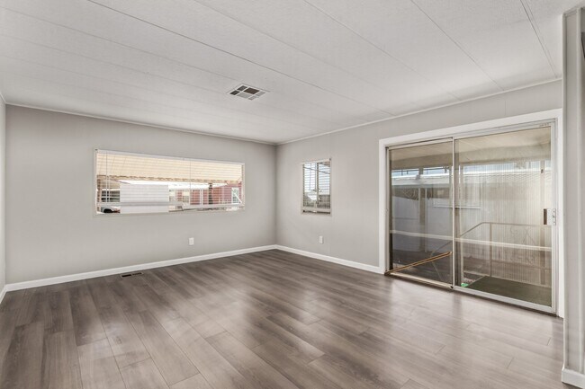 Foto del edificio - 303 S Recker Rd