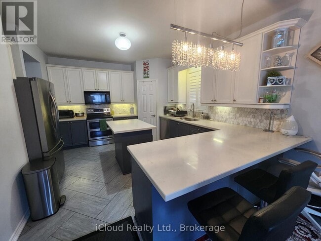 Building Photo - 271 Ryerson Crescent