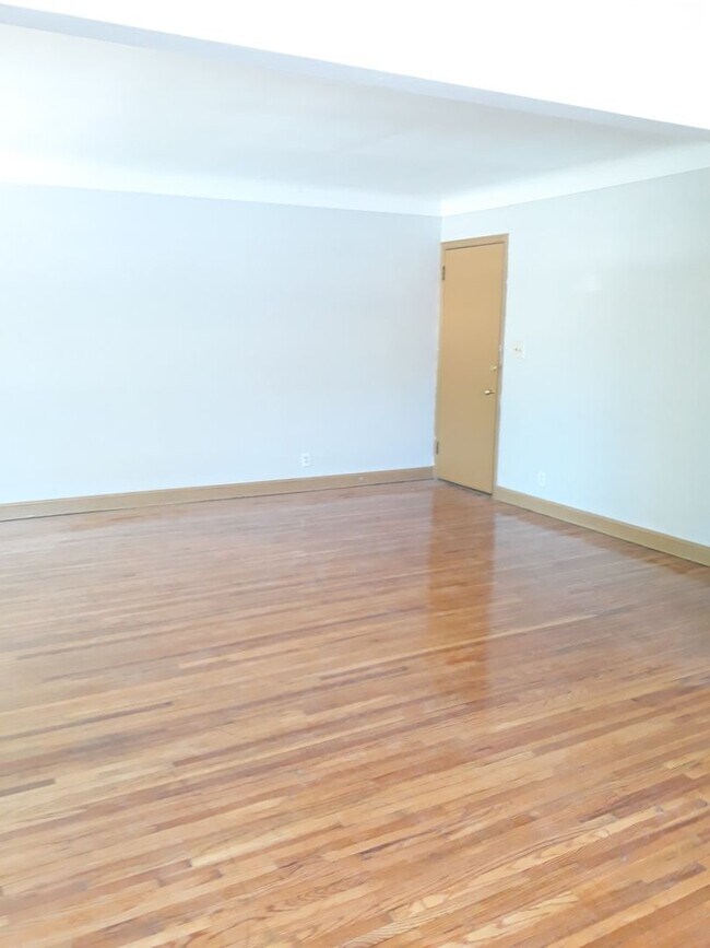 Foto del edificio - 2 Bed/1 Bath Apt- Upper-level unit with Re...