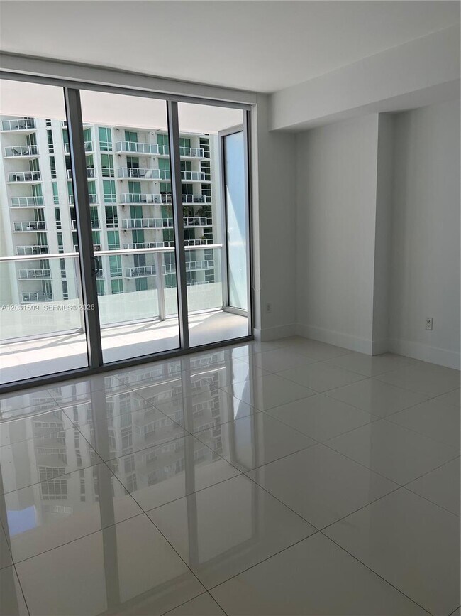 Foto del edificio - 1300 Brickell Bay Dr