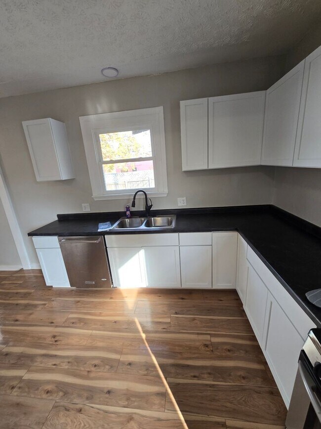 Foto del edificio - 4 BEDROOM SINGLE FAMILY HOME