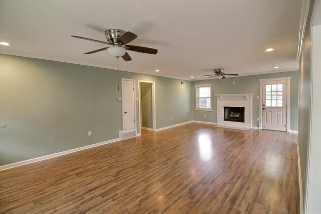 Building Photo - 816 Quail Chase Ln