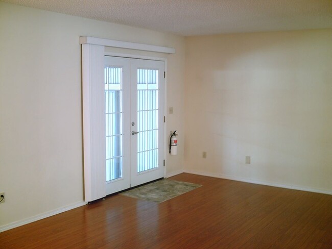 Building Photo - 202 S Forest Dr