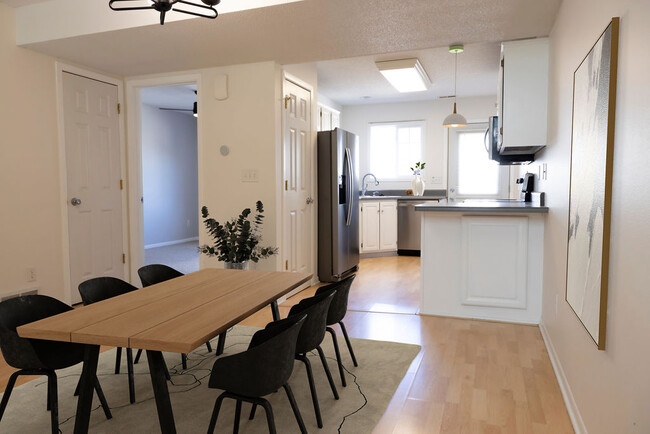 Dining area - 433 W Zeller St