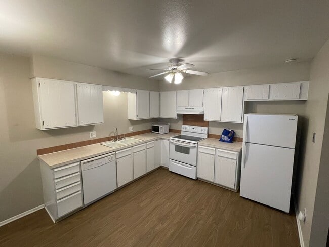 Building Photo - 2 Bed, 1 Bath Home with Brand New LVP Floo...