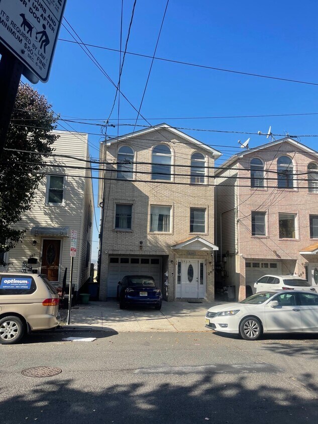 Primary Photo - 207 Columbia Ave