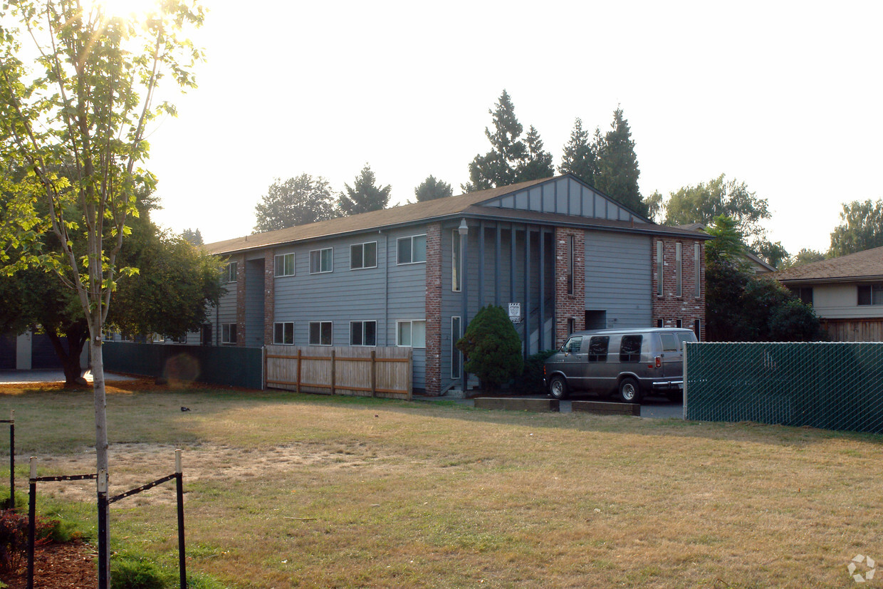 Primary Photo - Burning Tree Apartments