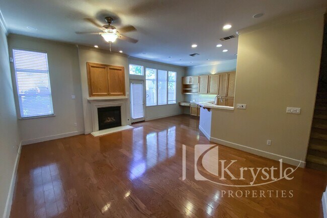 Building Photo - Gorgeous gated Tiara home