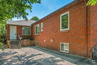 Building Photo - 736 Albion St