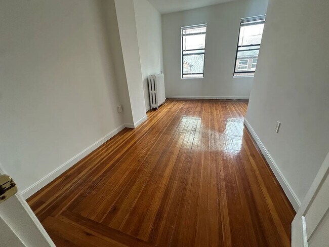 Building Photo - No brokers Fee, No Security Deposit, Heat,...