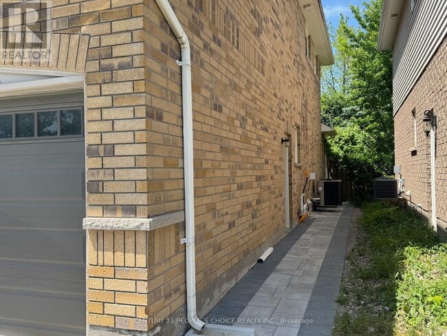 Building Photo - 452 Britannia Ave E