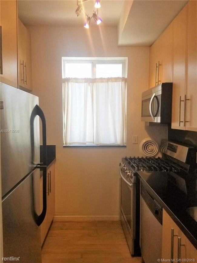 Building Photo - 2 br, 2 bath  - 4720 Pine Tree Dr # B4