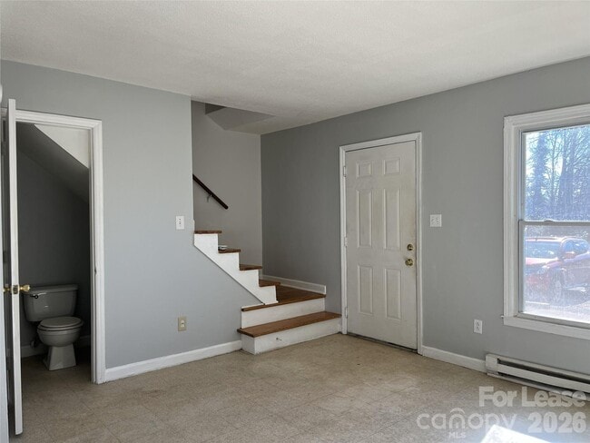 Foto del edificio - 2667 Dr Carver Rd