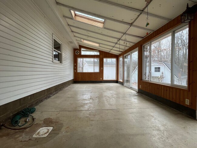 Foto del edificio - Four bedroom home on a wooded lot!