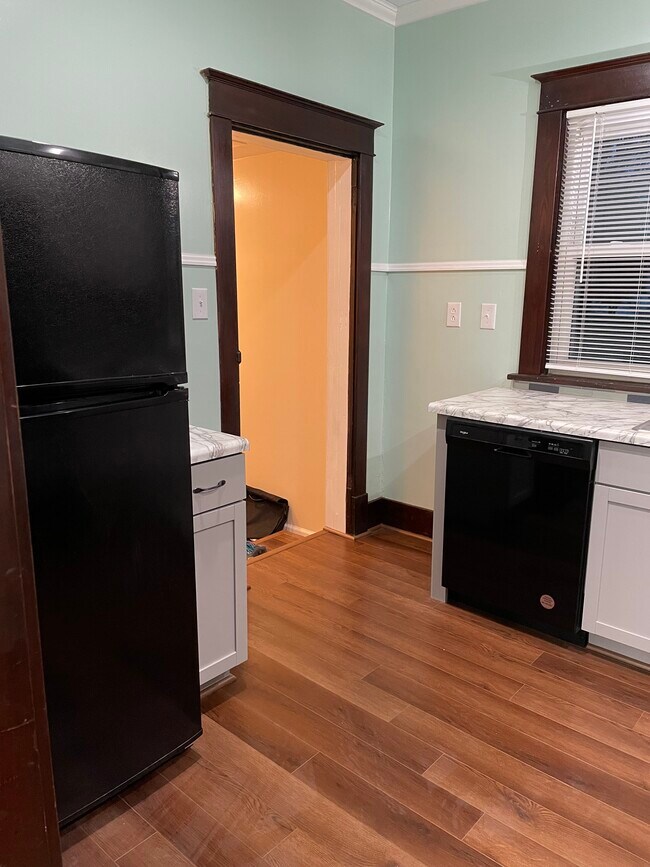 Kitchen - 120 Carmichaels St