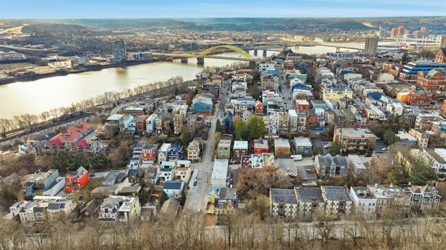 Building Photo - 989 Parkside Pl