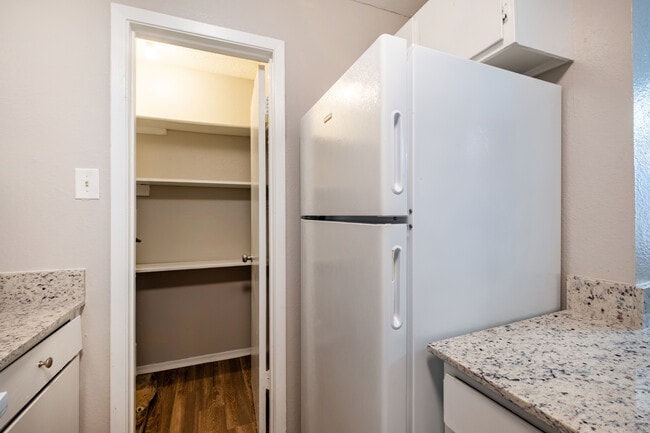 2BR,1BA - 800SF - Willow Wood Apartments