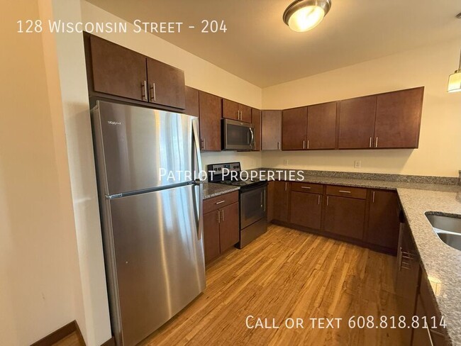 Building Photo - 128 Wisconsin St