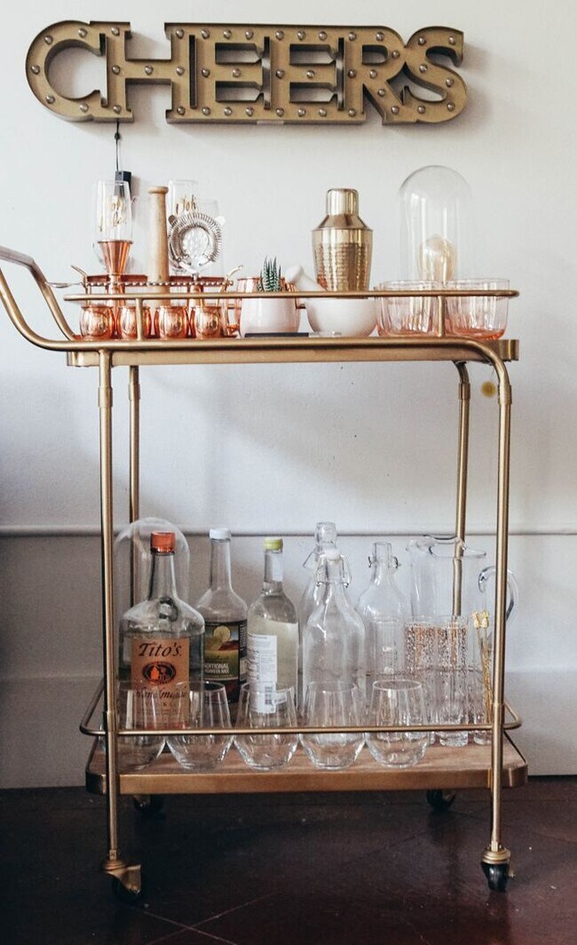 Foto del edificio - **APPLICATION PENDING!! CONTEMPORARY STARLAND LOFT!