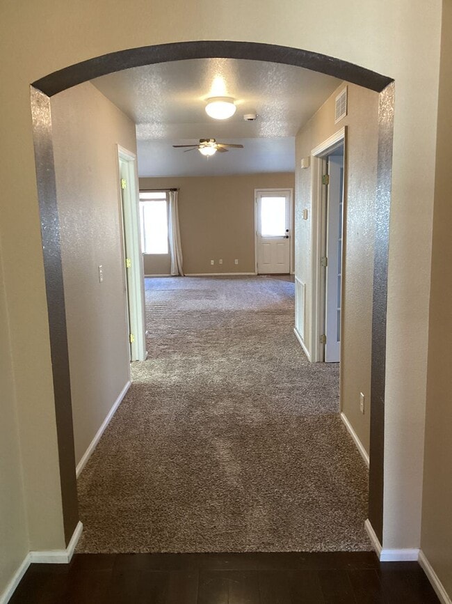 Building Photo - 3 bedroom, 2 Bath Ranch Home with 2 Car At...