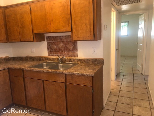 Building Photo - 2 br, 1 bath House - 9831 N 11th Ave #4