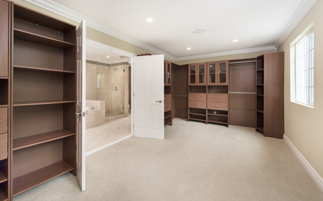 Large walk-in closit 1 - 2563 Hutton Dr