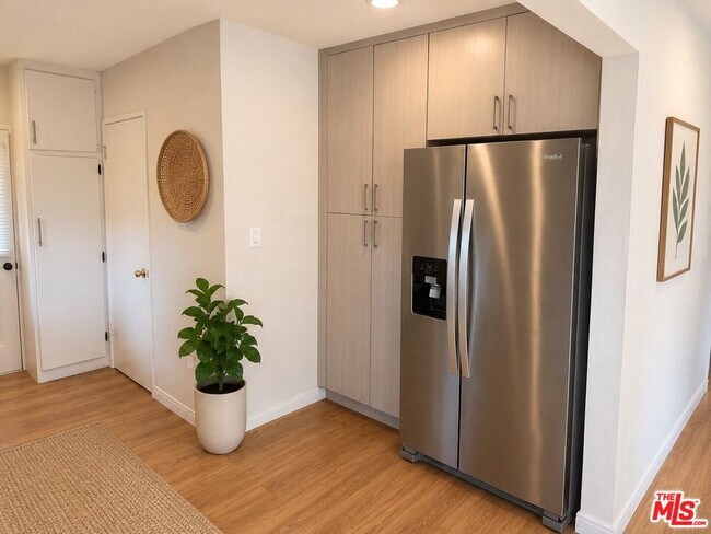 Foto del edificio - 7457 Cozycroft Ave