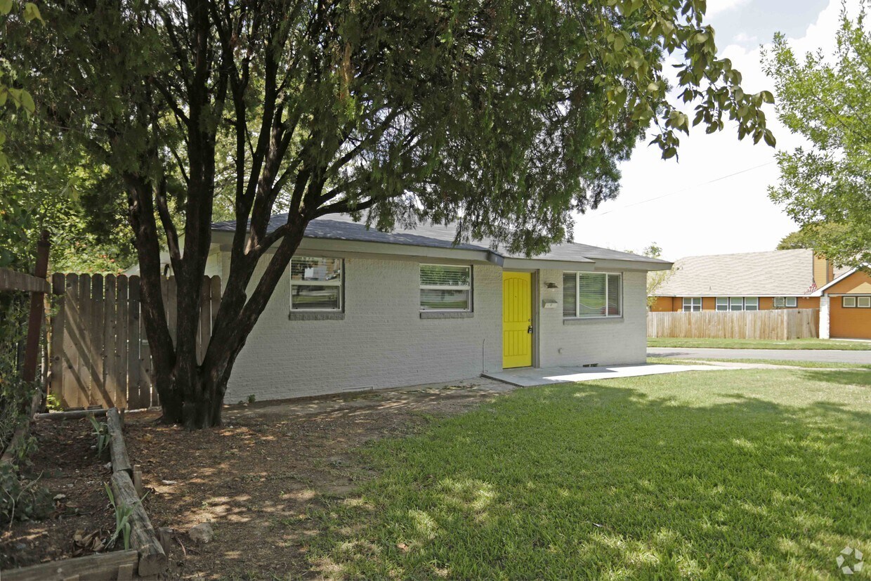 Building Photo - 523 N Lancaster Ave